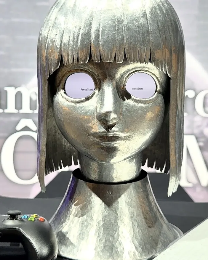 アルミニウムの鍛金で作られた少女の像 Yuki