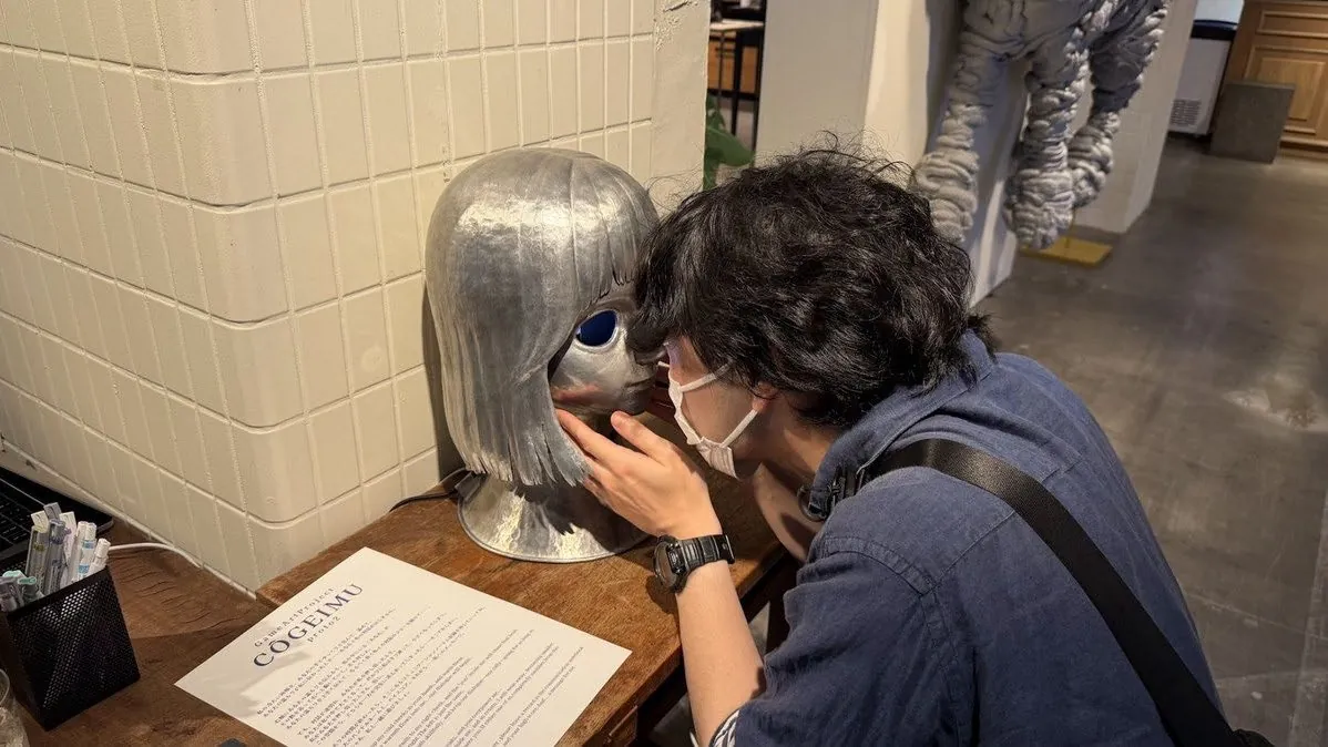 Yuki の瞳を覗き込んで遊ぶ来場者