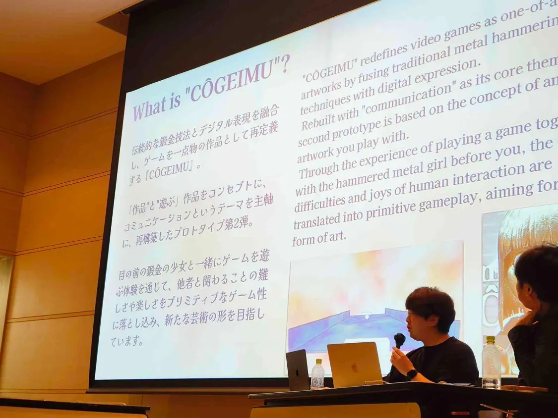 国際シンポジウムで作品解説をするカミエナ