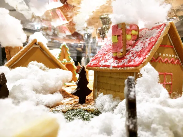 雪をかぶったお菓子の家