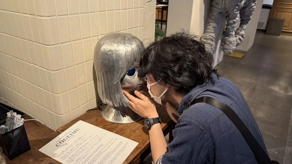art bit #6 で、ユキの瞳をのぞき込んで遊ぶ来場者
